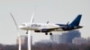 Un avión de pasajeros de JetBlue pasa por el Air Force Memorial mientras se prepara para aterrizar en el Aeropuerto Nacional Reagan de Washington en Arlington, Virginia, al otro lado del río Potomac desde Washington, el 19 de enero de 2022.