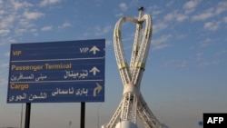 ARCHIVO - Vista de la escultura afuera del aeropuerto internacional de Erbil, la capital del kurdistán iraquí.