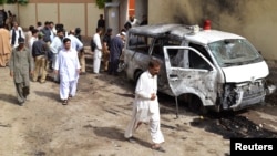 Para petugas keamanan berkumpul di lokasi ledakan bom bunuh diri di Quetta, Pakistan (8/8).