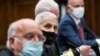 Anthony Fauci, enfocado, junto a los otros tres expertos que participaron en la audiencia de la Cámara Baja: Robert Redfield, director de los CDC; Stephen Hahn, director de la FDA; y Brett Giroir, responsable del Servicio de Salud Pública de EE.UU.