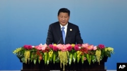 Presiden China Xi Jinping menyampaikan pidato pembukaan dalam KTT APEC CEO sebagai bagian dari KTT APEC di China National Convention Center di Beijing, 9 November 2014. 