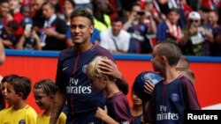 Neymar présenté à ses fans, à Paris, le 5 août 2017.