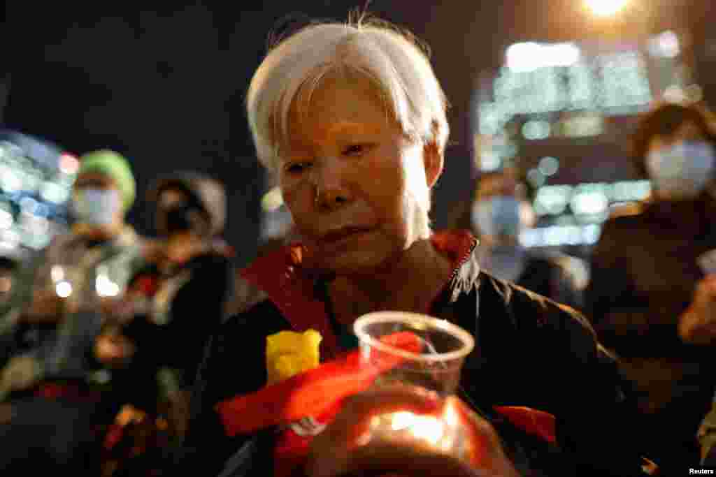 Manifestantes participan en una marcha para conmemorar el Día Internacional de los Derechos Humanos en Hong Kong.