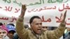 Un manifestant chante des slogans alors qu'il se réunissait avec d'autres sur la place Mohamed Bouazizi dans le centre de la ville de Sidi Bouzid, dans le centre de la Tunisie, le 17 décembre 2020.