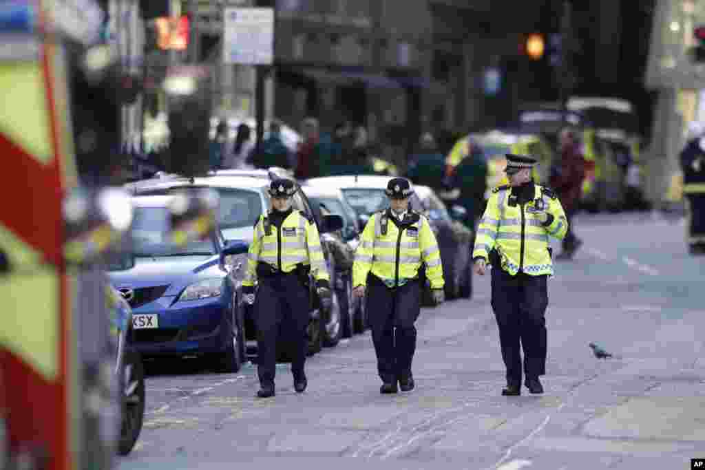 Policías británicos recorren la zona acordonada del Puente de Londres luego de un ataque el sábado por la noche que dejó 7 muertos y 48 heridos. Junio 4, 2017. 