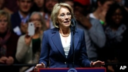 Betsy DeVos, yang dinominasikan sebagai Menteri Pendidikan oleh Presiden-terpilih Donald Trump (foto: dok).