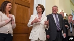 Dalam foto tertanggal 28/6/2012 ini Ketua Senat Nancy Pelosi dari Partai Demokrat menginformasikan berita dukungan Mahkamah Agung terhadap Affordable Care Act di Capitol Hill, Washington DC.
