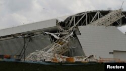 Bagian Stadion Arena Sao Paulo yang ambruk ditimpa derek yang jatuh (27/11). (Reuters/Nacho Doce)