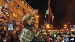 Rebeldes líbios depois da tomada de Bengazi
