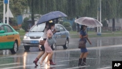 Mvua zilizonyesha Jumatano August 5, 2020, Pyongyang, Korea Kaskazini zimeathiri sehemu kubwa ya nchi hiyo na hivyo kuwepo wasiwasi kuwa zitaathiri maisha ya watu ambao tayari wanaishi katika umaskini. (AP Photo/Cha…