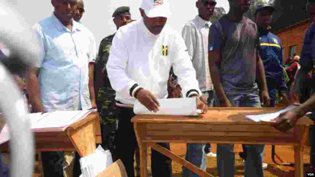 Le président burundais Pierre Nkurunziza plie son bulletin de vote pour le placer dans l'urne dans un centre de vote, le 29 juin 2015, lors des élections législtives au Burundi
