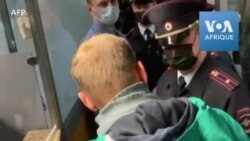 La police arrête Navalny à l'aéroport de Moscou