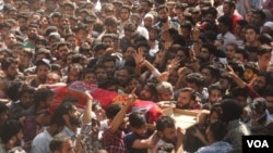 Suasana pemakaman anggota militan di Lembah Kashmir, sebelum pandemi Covid-19. (UbaidUllah Wani/VOA)