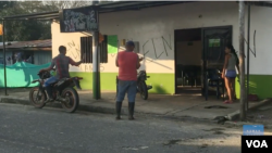 HRW denuncia que se trata del Ejército de Liberación Nacional (ELN) y el “Frente Décimo Martín Villa”, un grupo que se formó a partir de la desmovilización de las Fuerzas Armadas Revolucionarias de Colombia (FARC).