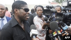 Teodorin Obiang, fils du président équato-guinéen, parle aux journalistes à Malabo, le 23 décembre 2014.