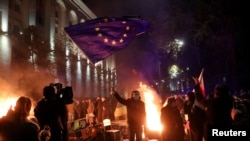 Mbështetësit e opozitës gjeorgjiane marrin pjesë në protestë, pasi qeveria vendosi pezullimin e bisedimeve për anëtarësim në BE deri në vitin 2028. Tbilisi, Gjerogji, 28 nëntor, 2024 