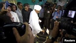 Sudan's President Omar Hassan al-Bashir casts his ballot during electons in Khartoum, April 13, 2015.