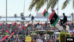 En Bengasi, los rebeldes libios rechazaron la propuesta de cese al fuego de la Unión Africana, porque no incluye la salida de Gadhafi.