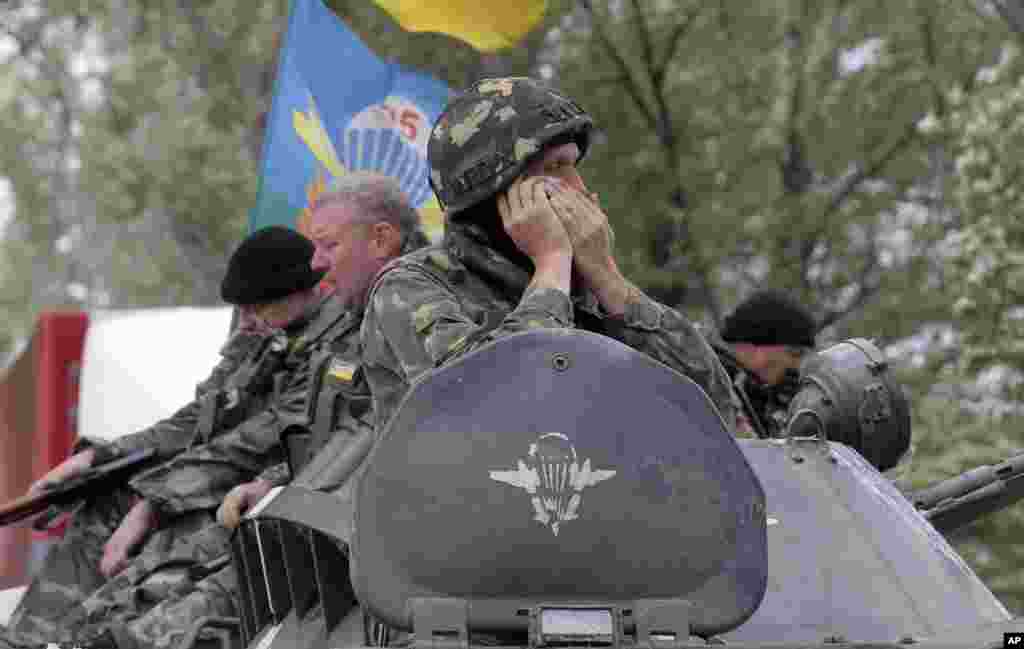 Tentara penerjun payung Ukraina menetapkan posisi di Slovyansk, Ukraina (2/6).&nbsp;(AP/Efrem Lukatsky)