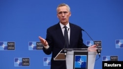 옌스 스톨텐베르그 북대서양조약기구(NATO∙나토) 사무총장이 14일 벨기에 브뤼셀 나토 본부에서 다음날 열리는 나토 국방장관회의에 관해 기자회견하고 있다. 