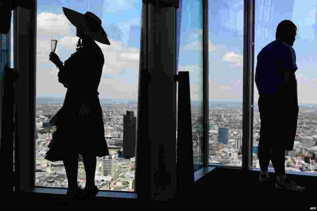 Anggota grup Olimpiade Chap yang dikenal sebagai 'Bibi Maureen' (kiri) berpose untuk para fotografer pada saat peluncuran hamparan rumput tertinggi di London di Gedung Shard, Inggris. 