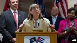 Le Dr Candace S. Johnson, présidente et cheffe de la direction de l’Institut de Cancer Roswell Park annonce la signature d'un accord pour tester un traitement cubain contre le cancer du poumon aux États-Unis, le 21 avril 2015. 
