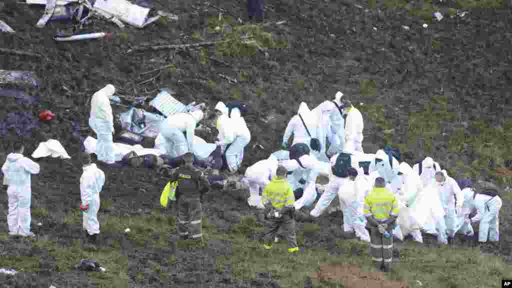 Les secouristes déployés sur le site du crash s'attèlent à retrouver d'éventuels survivants, le 29 novembre 2016.