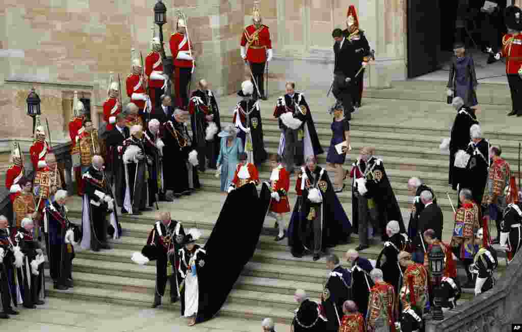 Ratu Inggris Elizabeth II dan anggota keluarga kerajaan meninggalkan Kapel St George setelah menghadiri Upacara tahunan di kastil Windsor, Inggris.