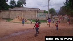 Crianças jogam à bola, Malanje