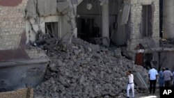 Polisi Mesir berdiri di depan gedung konsulat Italia di Kairo, pasca ledakan bom yang menewaskan satu orang (11/7). (AP/Hassan Ammar)