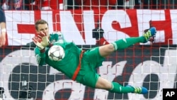 Manuel Neuer arretant un penalty de Fernando Torres lors de la demi-finale de la ligue des chmpions entre le Bayern et l'Atletico Madrid le mardi 3 mai 2016 (AP Photo/Matthias... 