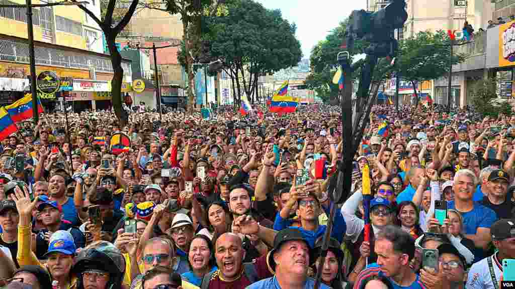 Cientos de personas participaron de la concentración en la que estuvo presente María Corina Machado. 