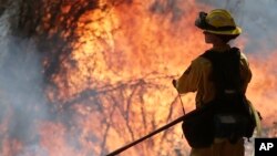 Cerca de 7.500 bomberos luchan por apagar el denominado "King Fire" que arde al este de Sacramento.