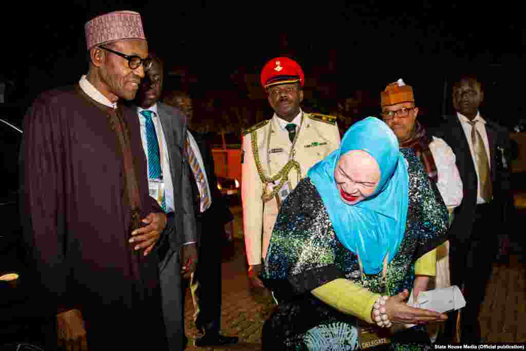Karamar jakadiya Mrs Uche Ajulu-Okeke, tana marhabin da shugaba Muhammadu Buhari a lokacin da ya gana da al'ummar Najeriya a ofishin jakadancin Najeriya dake Johannesburg a Afirka ta Kudu