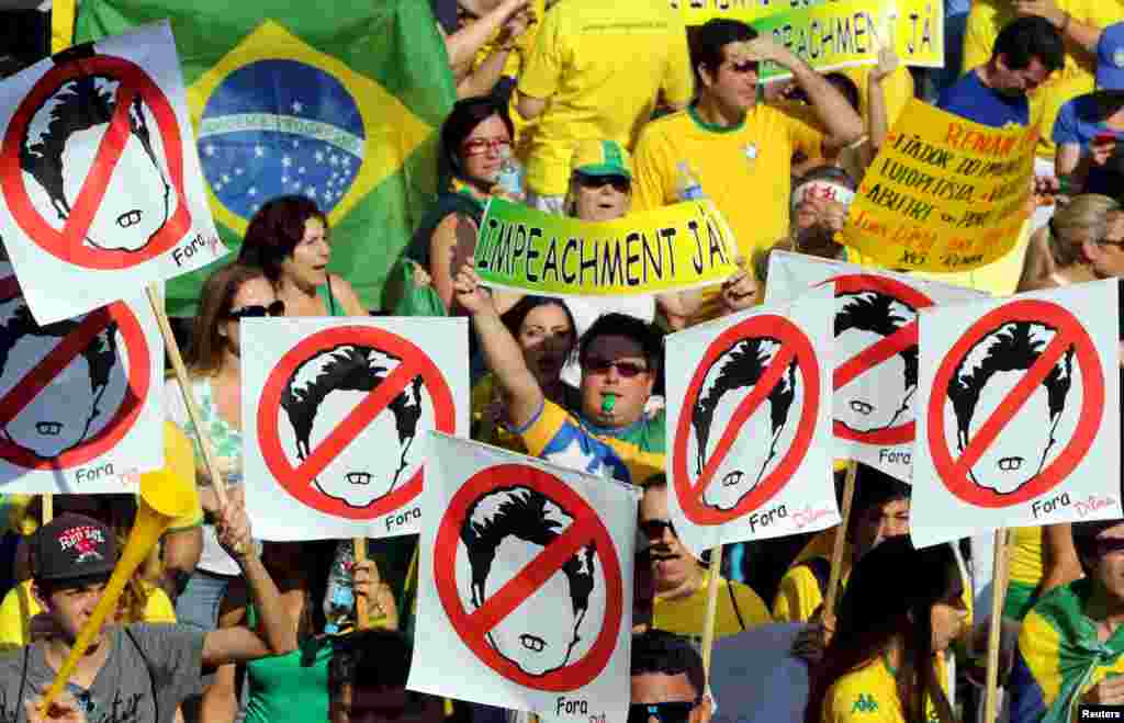 Demonstrators attend a protest against Brazil's President Dilma Rousseff, one of a nationwide series of protests calling for her impeachment, at Paulista Avenue in Sao Paulo's financial center, Brazil, Aug. 16, 2015.