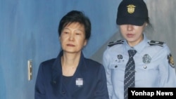 Pemimpin terguling Korea Selatan Park Geun-hye tiba di Pengadilan Distrik Pusat Seoul, Kamis, 13 Oktober 2017.