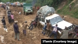 La route nationale numéro 2 sur le tronçon reliant Bukavu a Mwenga, dans le Sud-Kivu, RDC