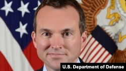 Eric Fanning es el primer hombre abiertamente homosexual que ostenta el cargo civil más importante de las Fuerzas Armadas.