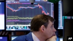 Las compañías industriales y tecnológicas sufrieron las peores pérdidas, mientras los bancos cayeron junto con las tasas de interés.
