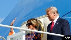 Odlazeći američki predsjednik Donald Trump i američka prva dama Melania Trump stižu na Floridu, 20. januara 2021.