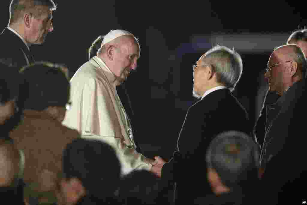 El Papa Francisco se encuentra con los sobrevivientes de un bombardeo atómico estadounidense de 1945 cuando visita el Parque Memorial de la Paz de Hiroshima en Hiroshima, Japón occidental, el domingo 24 de noviembre de 2019. (AP Photo / Gregorio Borgia).