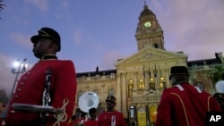 FILE - Anggota band menunggu kedatangan Presiden Afrika Selatan Cyril Ramaphosa untuk Pembukaan Parlemen di Cape Town, Afrika Selatan, 18 Juli 2024.