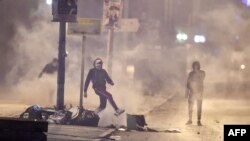 Les manifestants affrontent les forces de sécurité dans la banlieue d'Ettadhamen, à la périphérie nord-ouest de la capitale tunisienne, Tunis, le 17 janvier 2021.