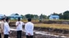 Presiden Jokowi meninjau pengembangan lumbung pangan nasional di Kabupaten Kapuas, Kalimantan Tengah Kamis, 9 Juli 2020. (Foto: Courtesy/BPMI)