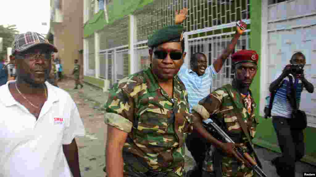 Le general-major Godefroid Niyombare, deuxième à gauche, a declaré avoir pris le pouvoir après l'élection contestée du président Pierre Nkurunziza à troisième mandate,13 mai 2015. Mais le coup d'Etat a échoué.