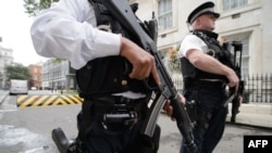 Polisi Inggris siaga dengan senjata mereka saat bertugas mengamankan komplek kantor PM Inggris di Downing Street, London (foto: dok).
