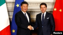 意大利总理孔特和中国国家主席习近平在罗马签署一带一路贸易协议后握手。(2019年3月23日)