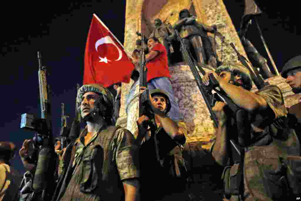 Des soldats turcs assurent la sécurité autour d’une manifestation des partisans du président Recep Tayyip Erdogan sur la place Taksim à Istanbul, Turquie, 16 juillet 2016. 