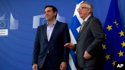 PM Yunani Alexis Tsipras (kiri) dan Presiden Komisi Eropa Jean-Claude Juncker, berbicara di markas Uni Eropa di Brussels, Belgia hari Rabu (3/6).
