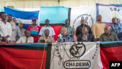 Le candidat de l'opposition Chadema à la présidentielle, Edward Lowassa, au centre, parle aux journalistes à Dar es-Salaam, le 29 octobre 2015, après.